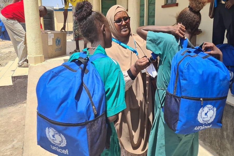 Zeinab en meisjes met schoolspullen