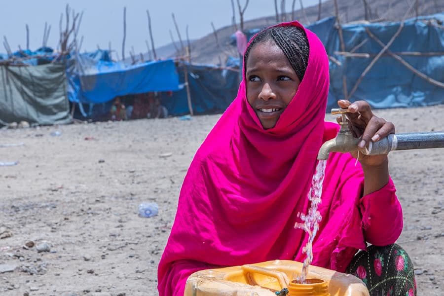 Vrouw met waterkraan in Ethiopië