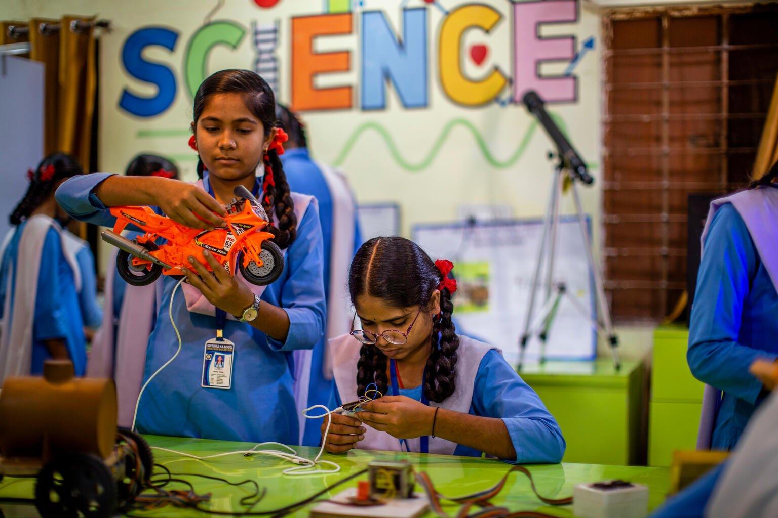 Meisjes bij technische les in India