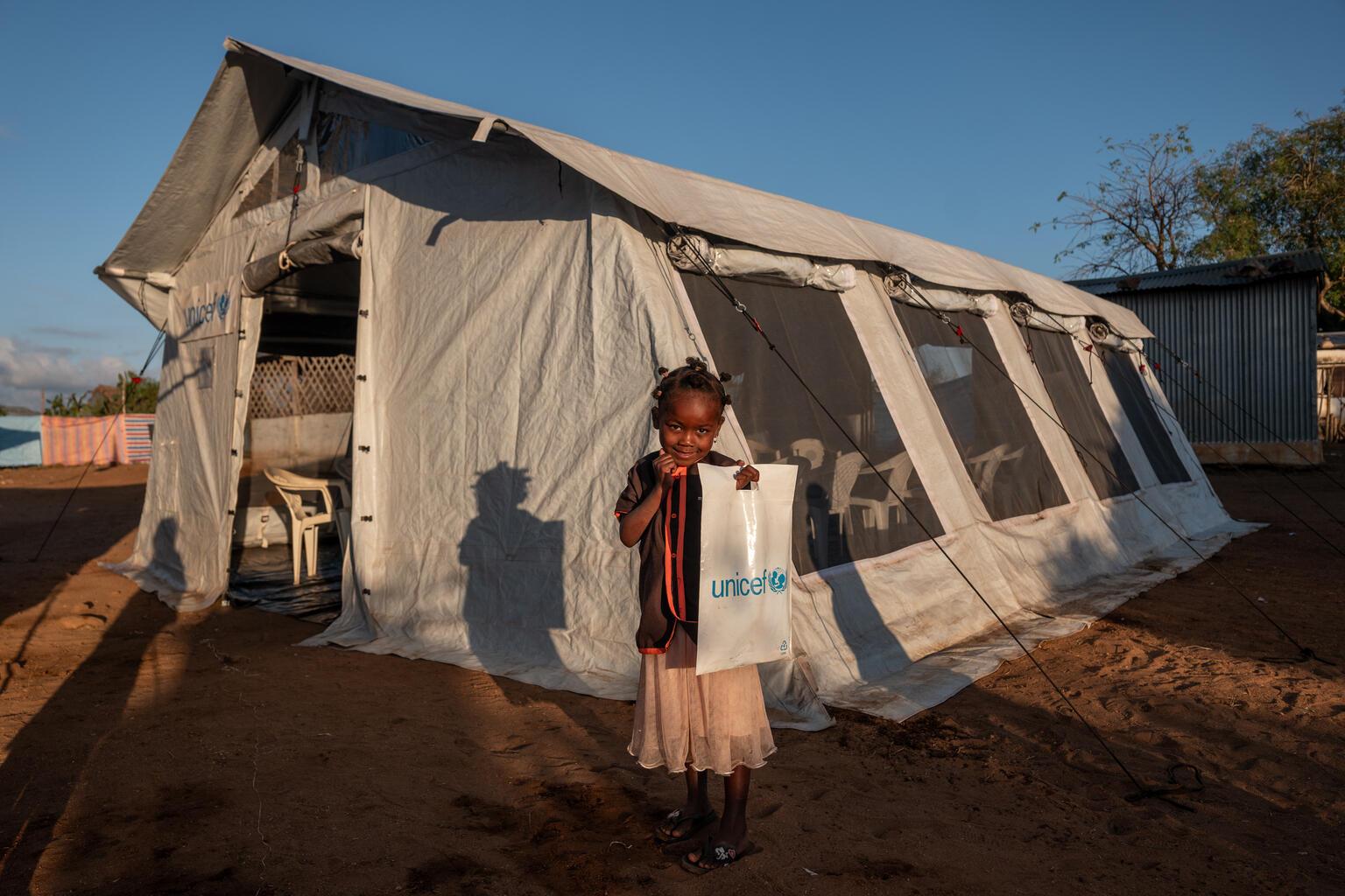 Meisje in Madagaskar voor noodtent