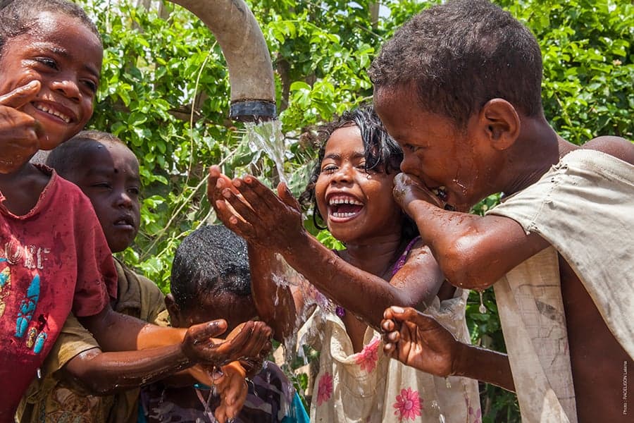 kinderen wassen handen bij waterpomp madagaskar
