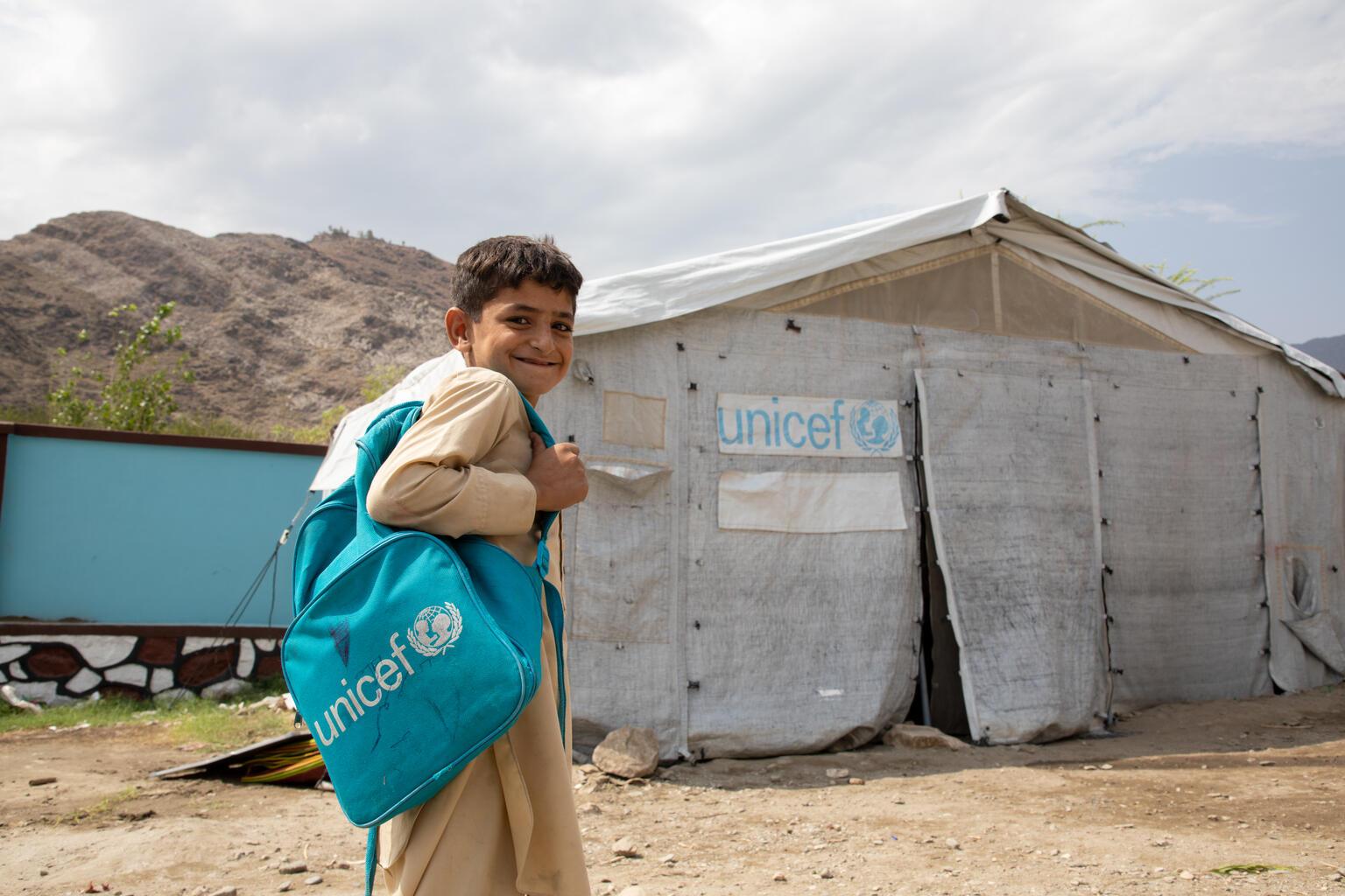 Abdullah uit Afghanistan krijgt les in een tent na een hevige aardbeving.