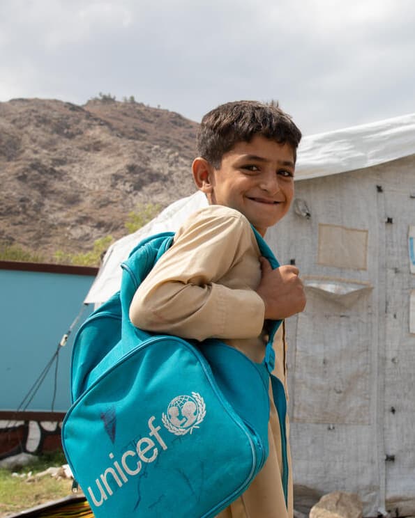 Abdullah uit Afghanistan met UNICEF-zugzak