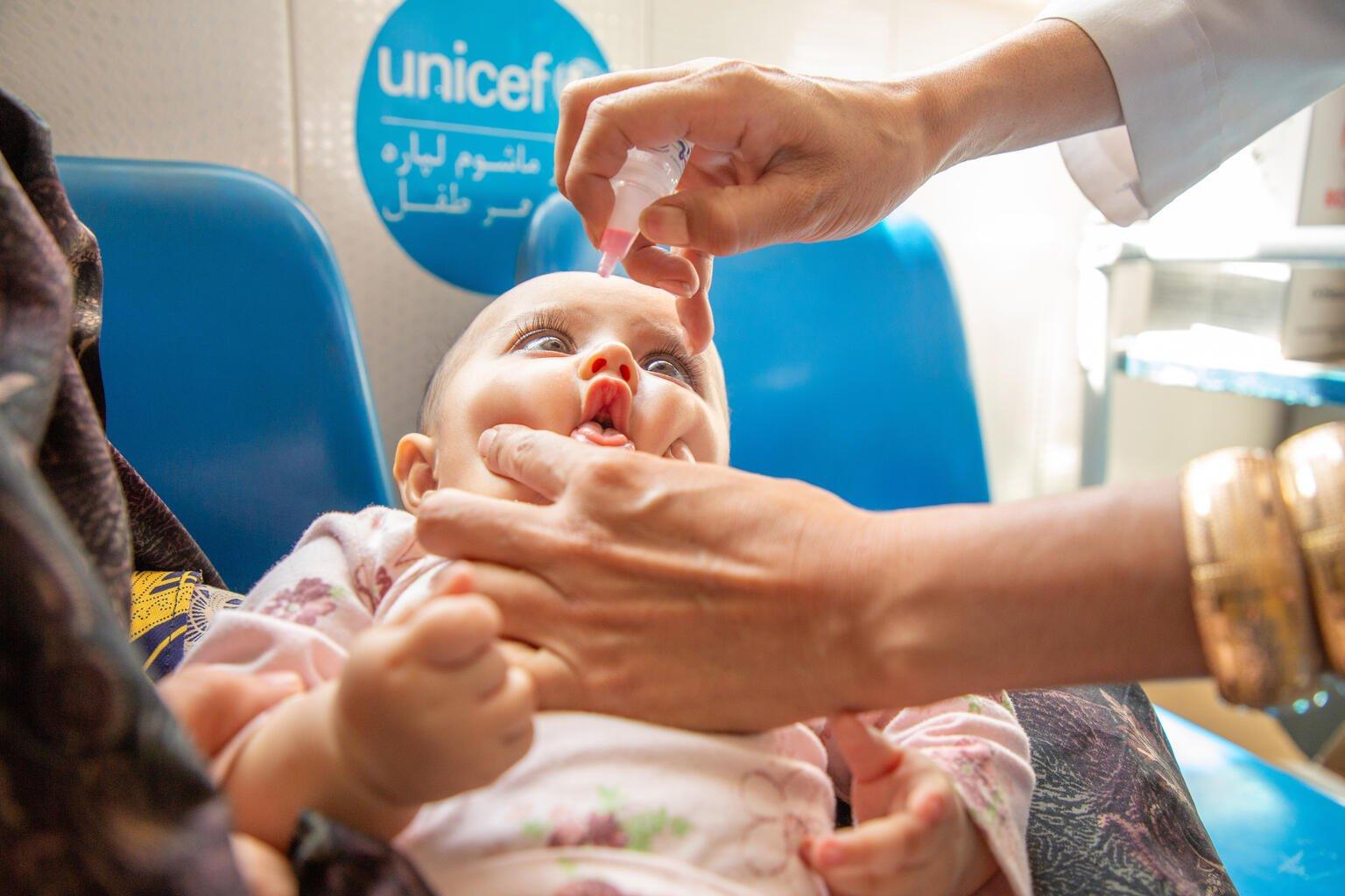 In Afghanistan wordt een baby gevaccineerd.