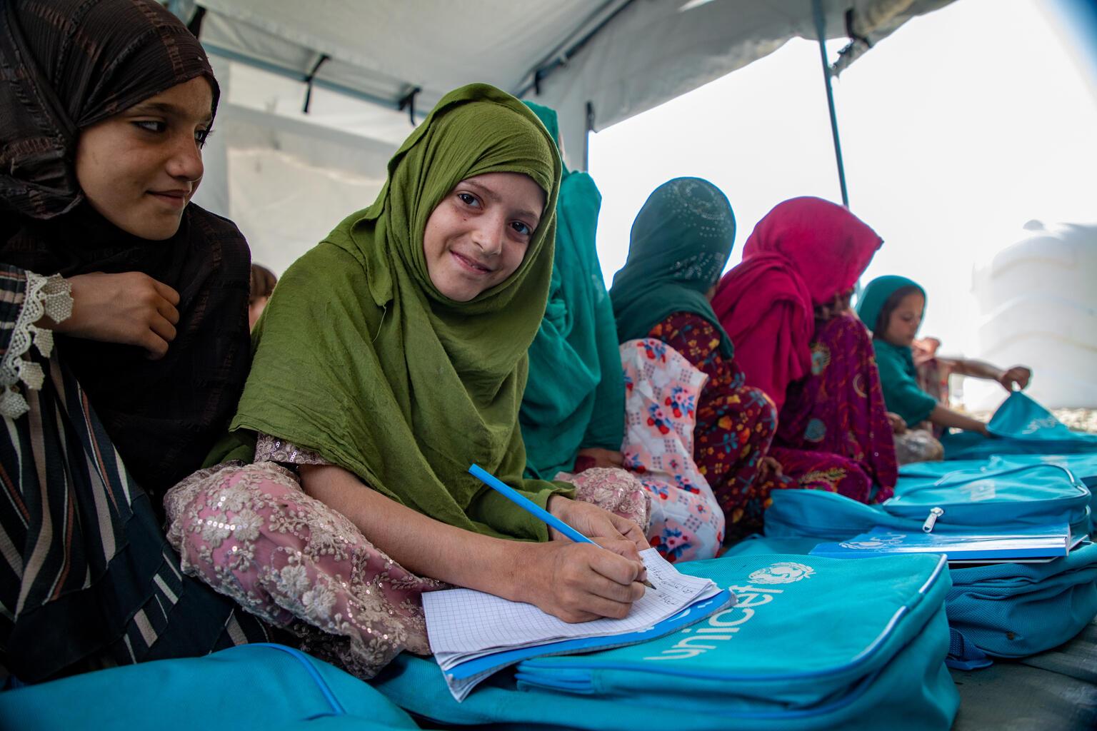 Hanifa uit Afghanistan krijgt les in een tent na een aardbeving.