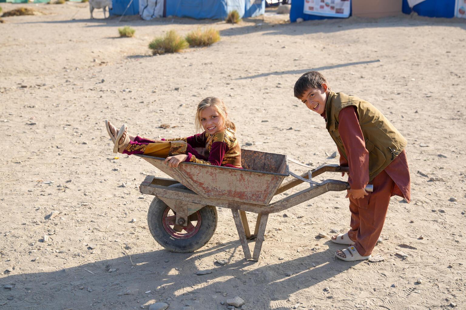 Kinderen in Afghanistan spelen in een opvangkamp.