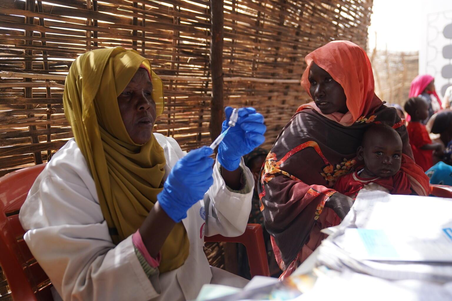 Athkar uit Soedan wordt gevaccineerd.
