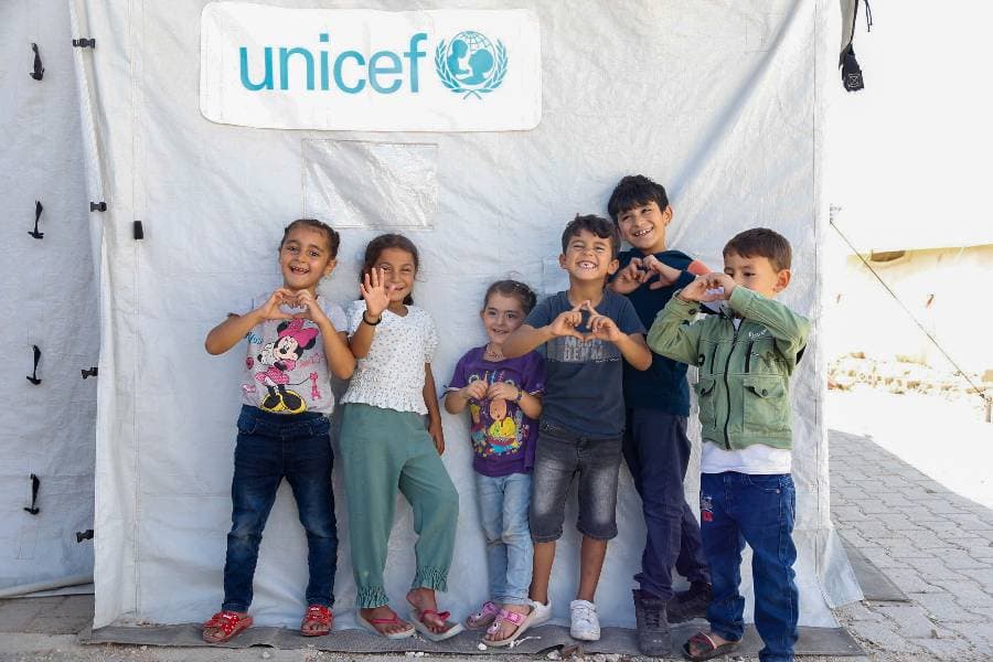 Blije kinderen voor UNICEF-tent in Turkije