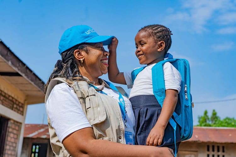 UNICEF medewerker DR Congo na uitdelen schoolkits