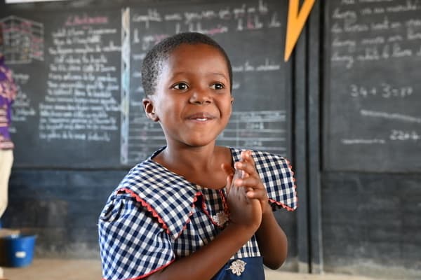 Kind gaat naar school in Ivoorkust