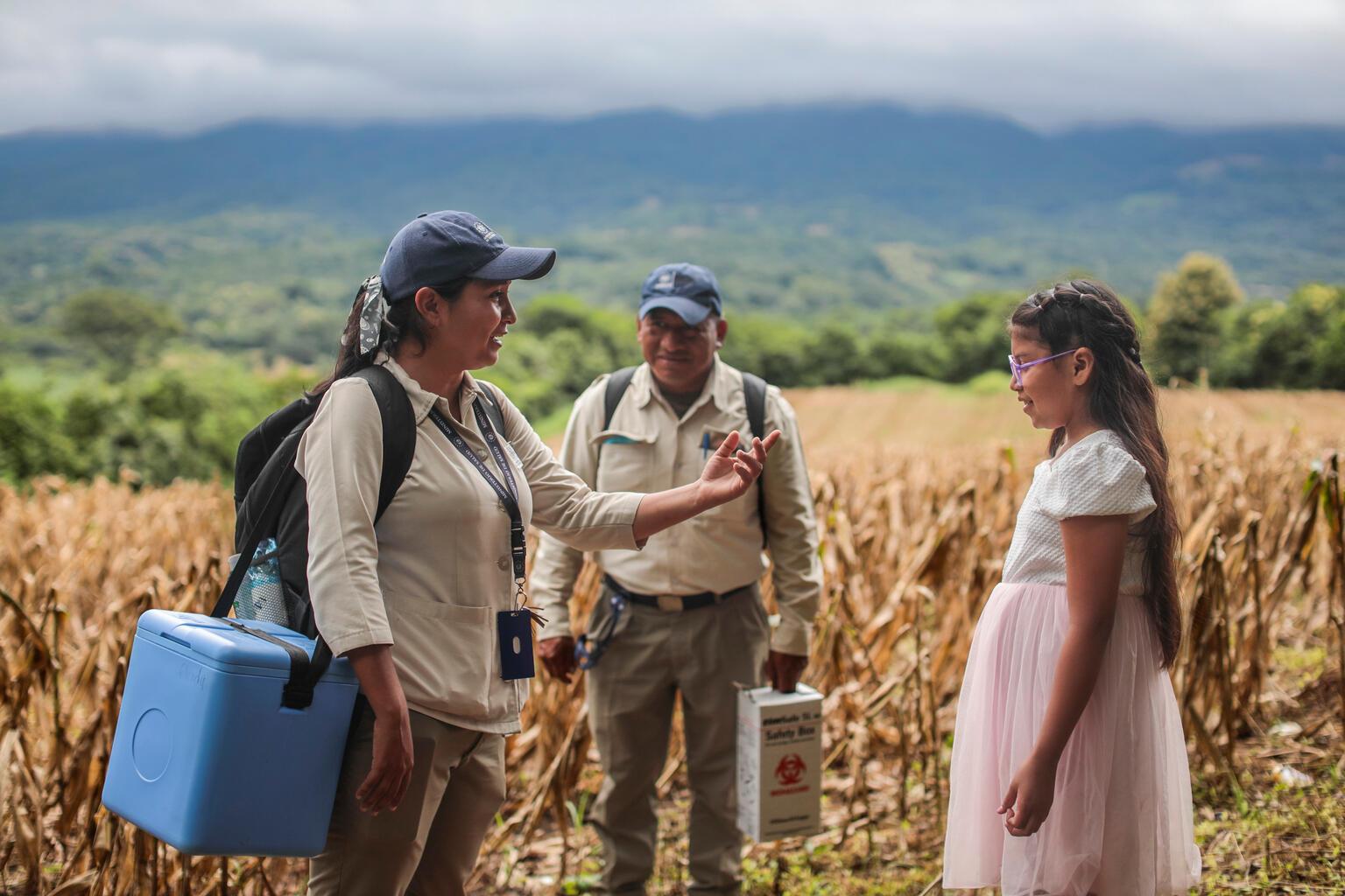 Kind praat met een lokale zorgverlener in El Salvador