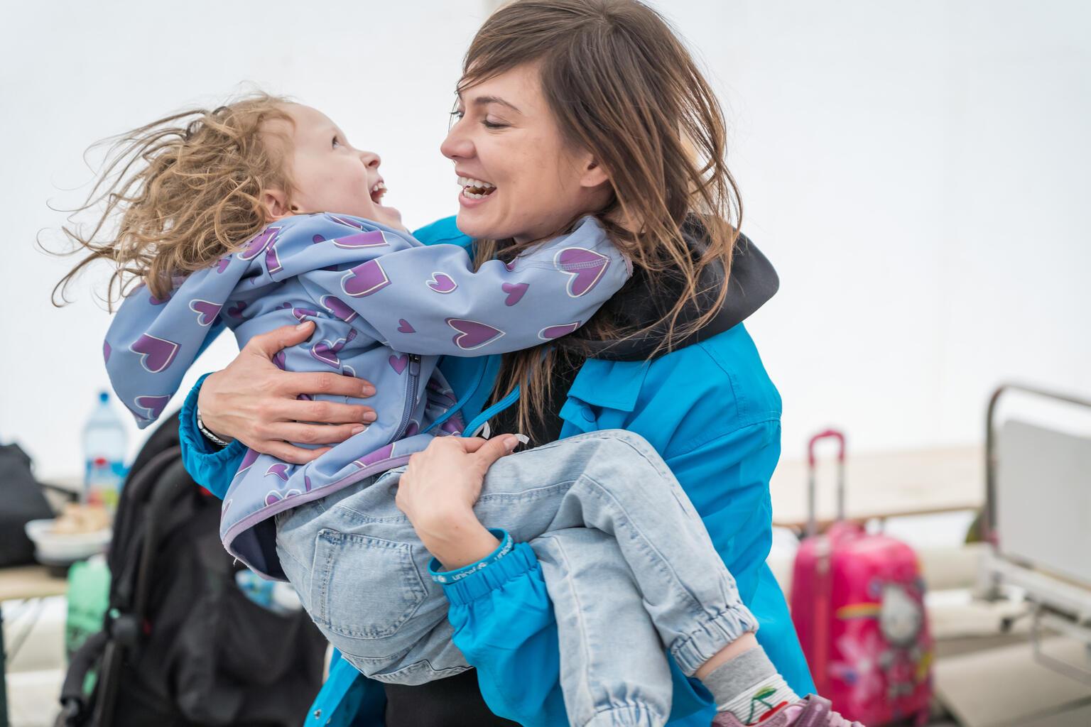 Kind speelt met een UNICEF medewerker in Roemenië