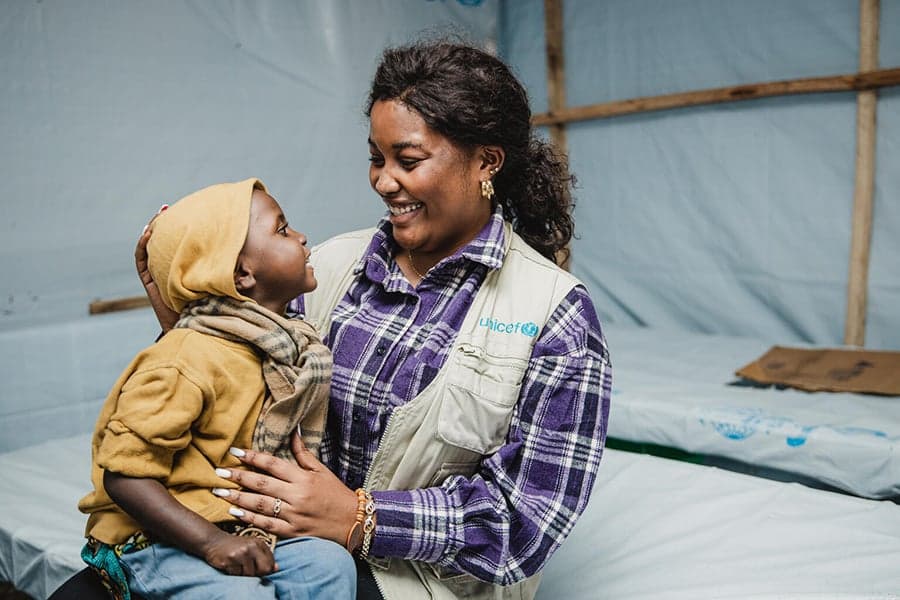 Kind en UNICEF medewerker in Congo