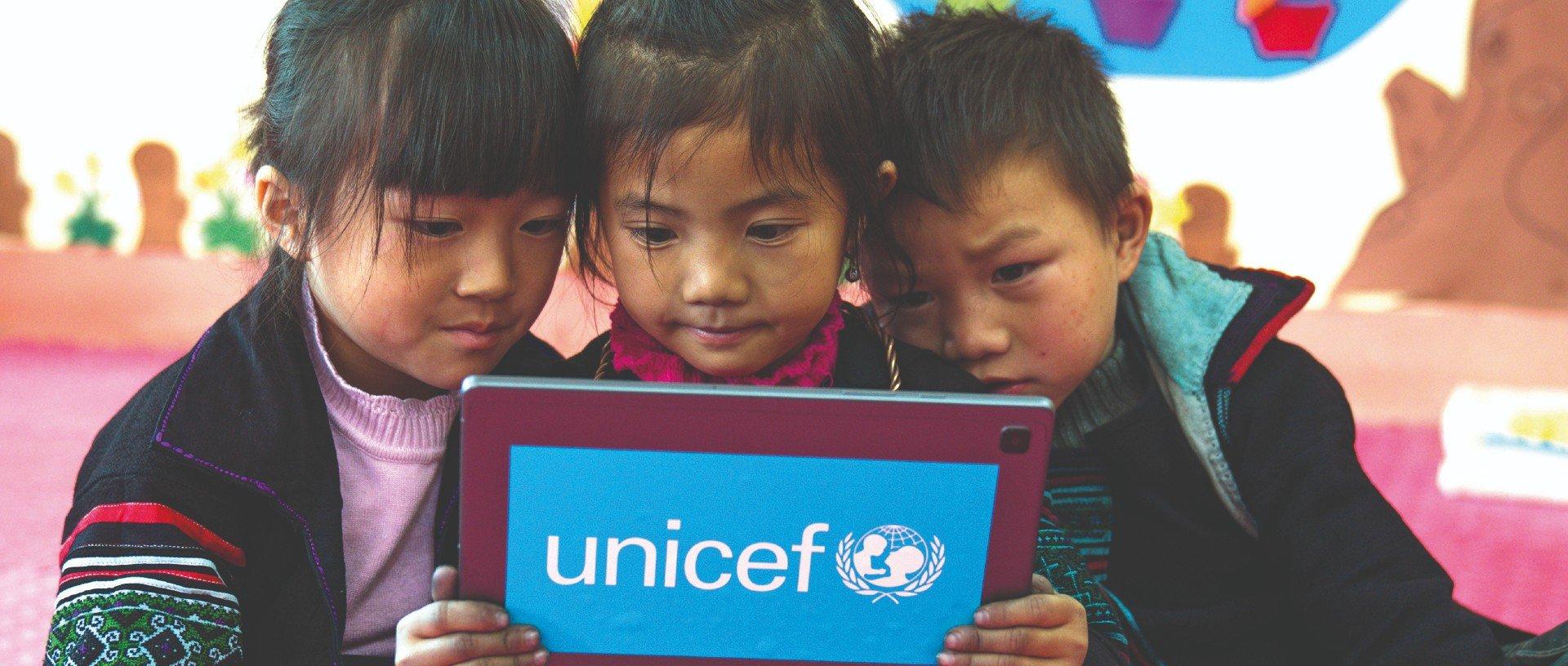 Kinderen kijken op UNICEF tablet