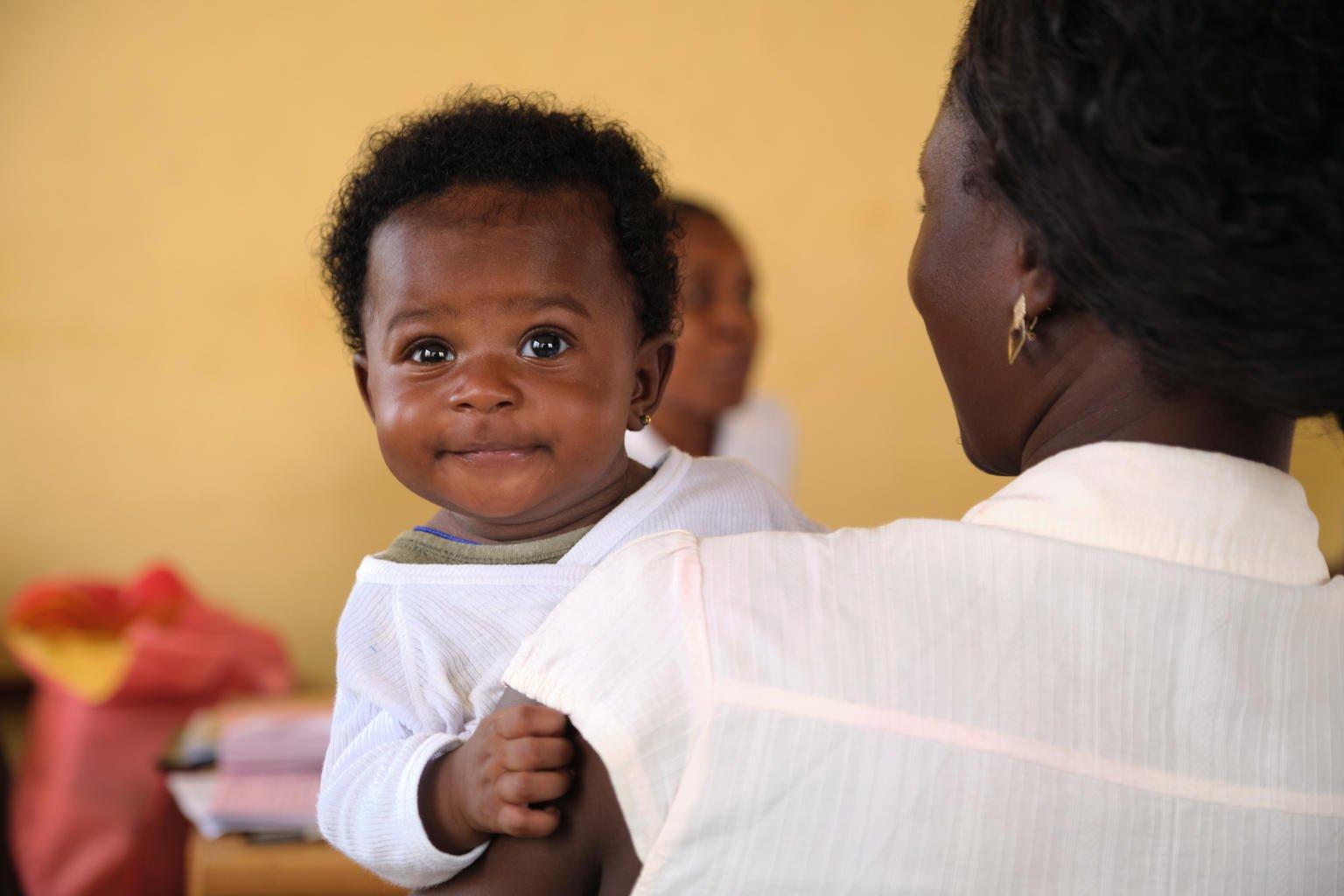 Lachende baby in Ghana ontvangt geboortecertificaat
