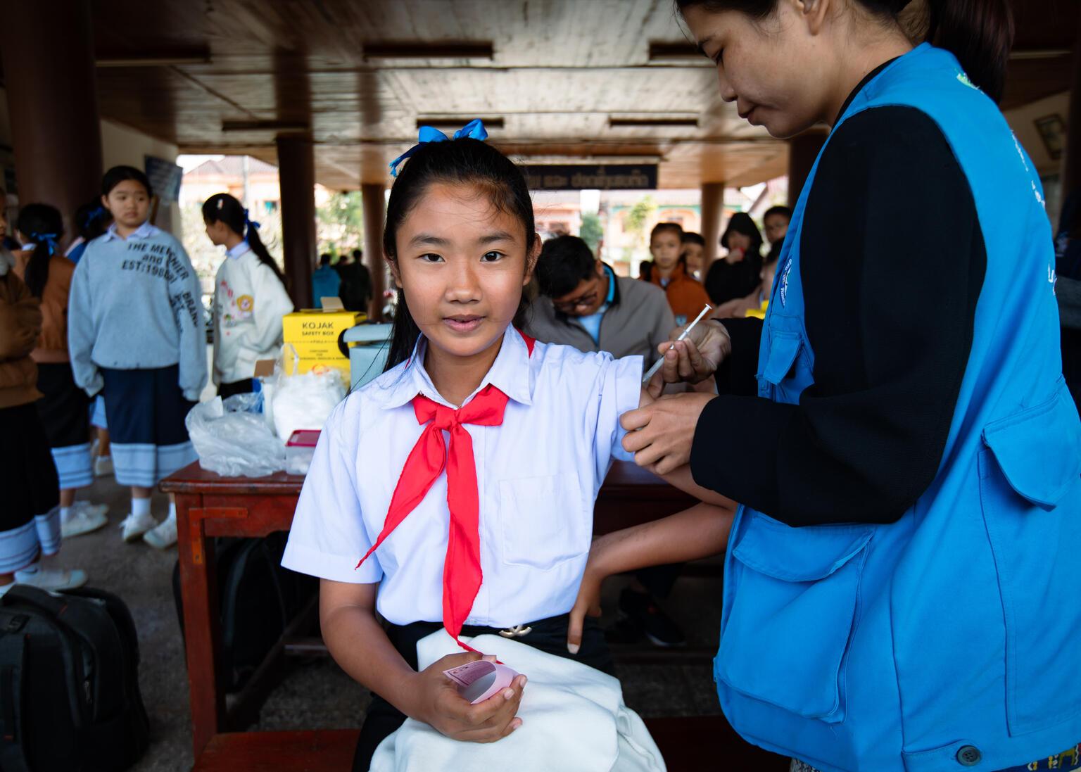 Een meisje in Laos krijgt een vaccin tegen hpv.