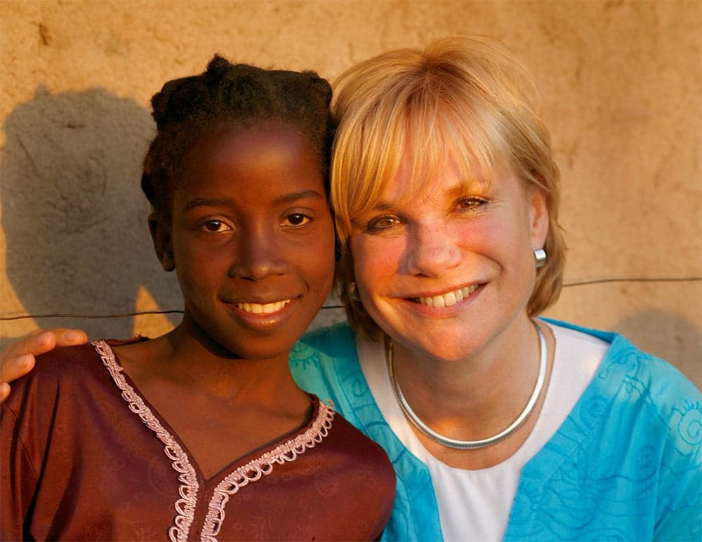 Monique van de Ven met meisje uit Mozambique