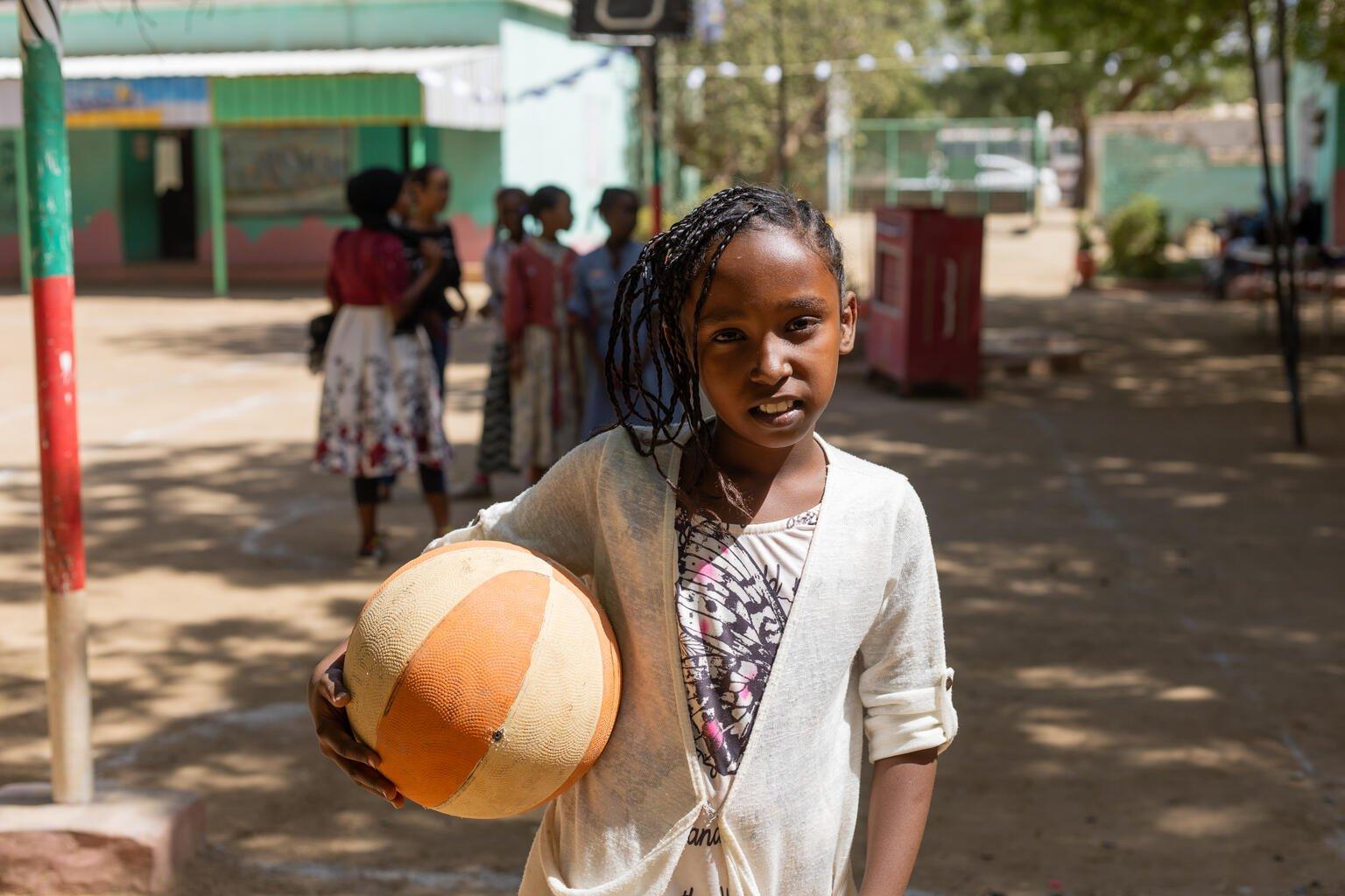 Naba uit Soedan speelt graag basketball in de pauze.