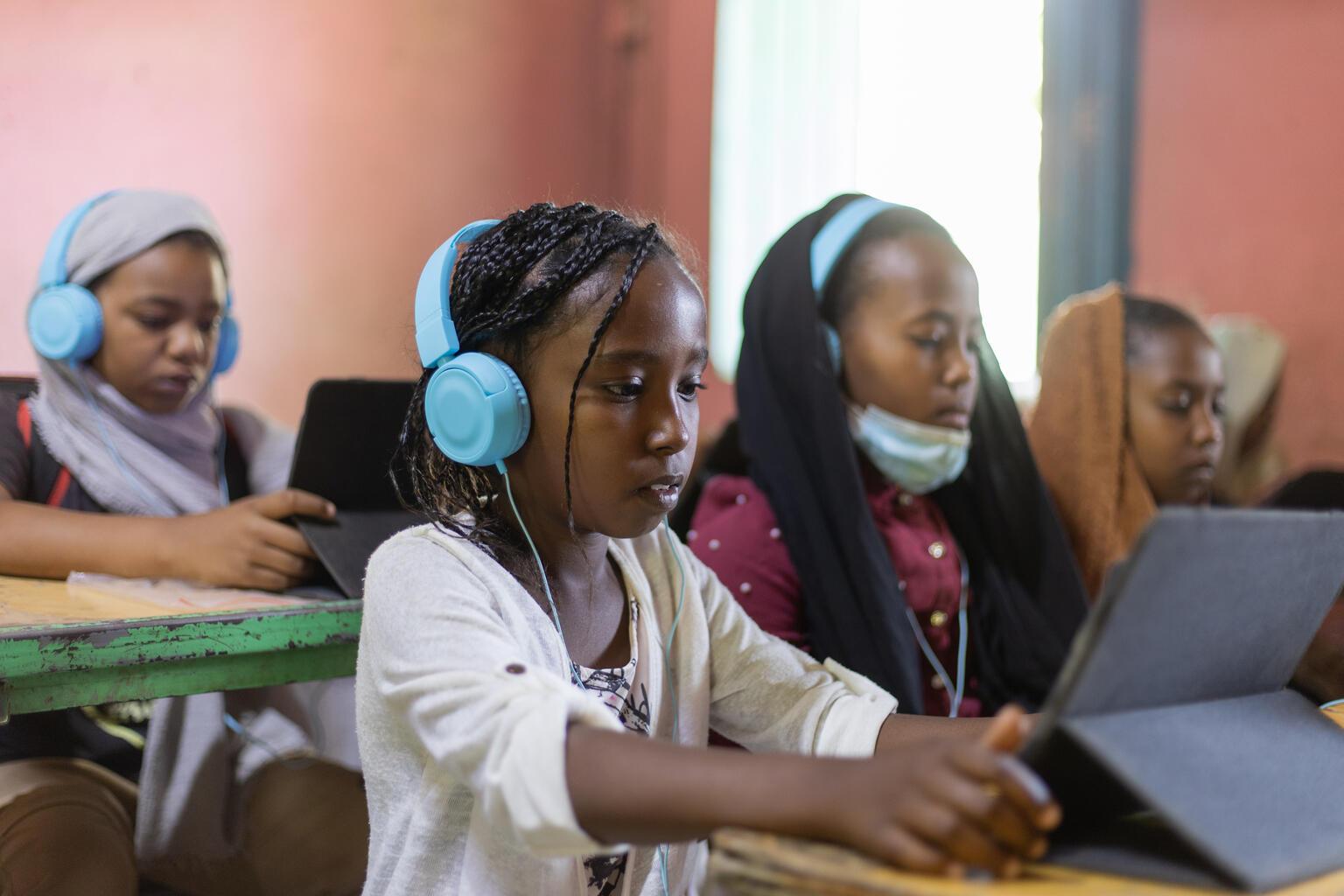 Naba uit Soedan houdt van e-learning.