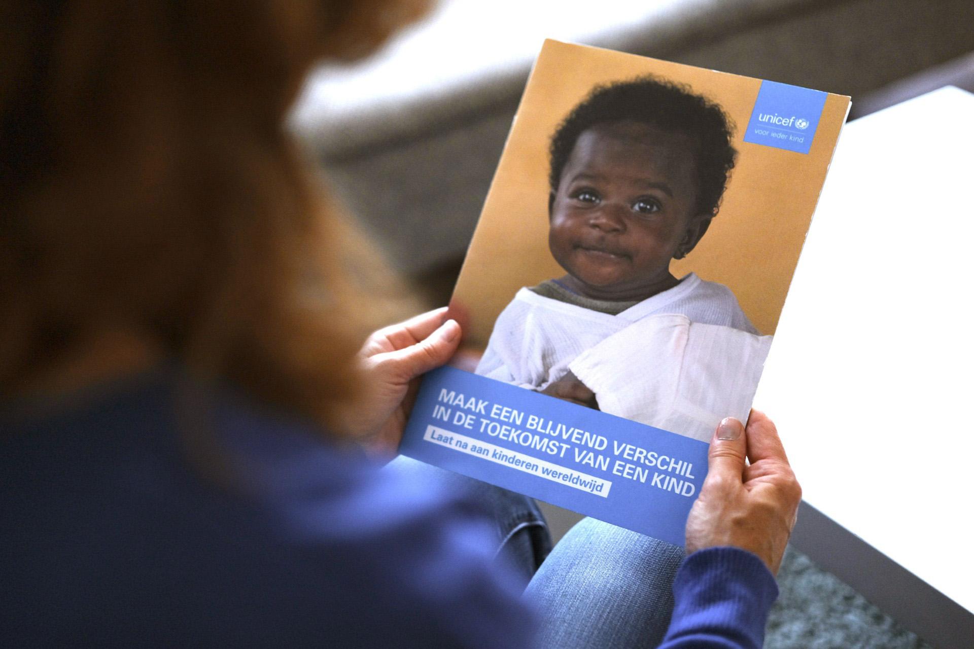 Nalaten brochure in handen van iemand