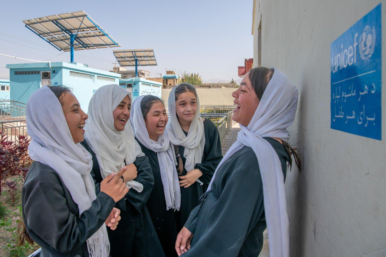 Meisjes in Afghanistan krijgen les met hulp van UNICEF.