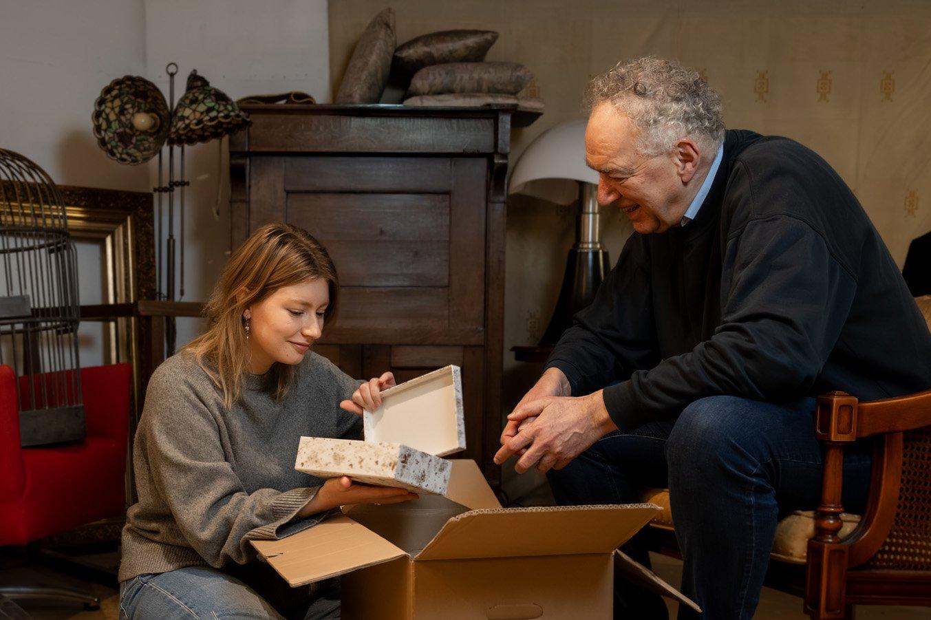 Opa en kleindochter op zolder