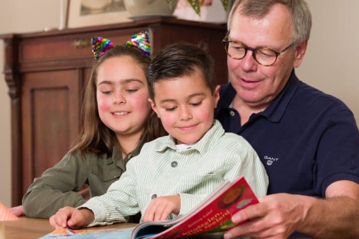 Opa leest voor aan kleinkinderen