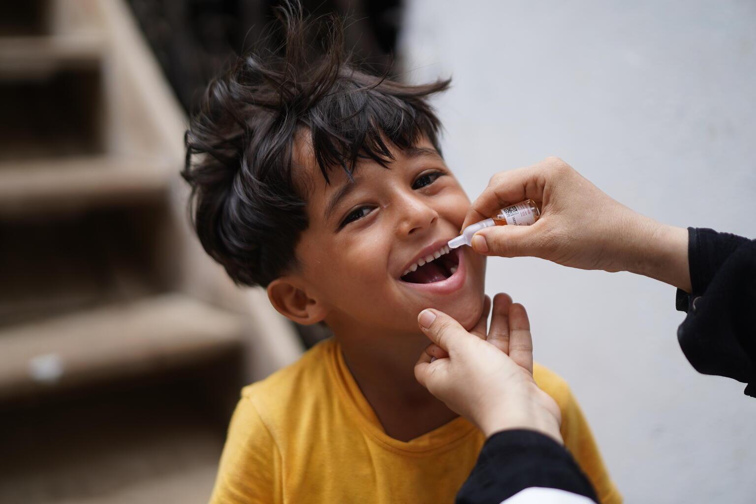 De vijfjarige Sameh uit Jemen krijgt een poliovaccin.