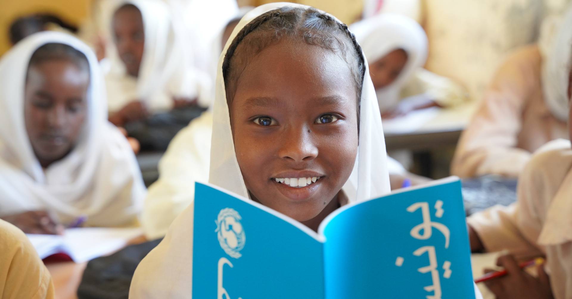 meisje met unicef schrift onderwijs