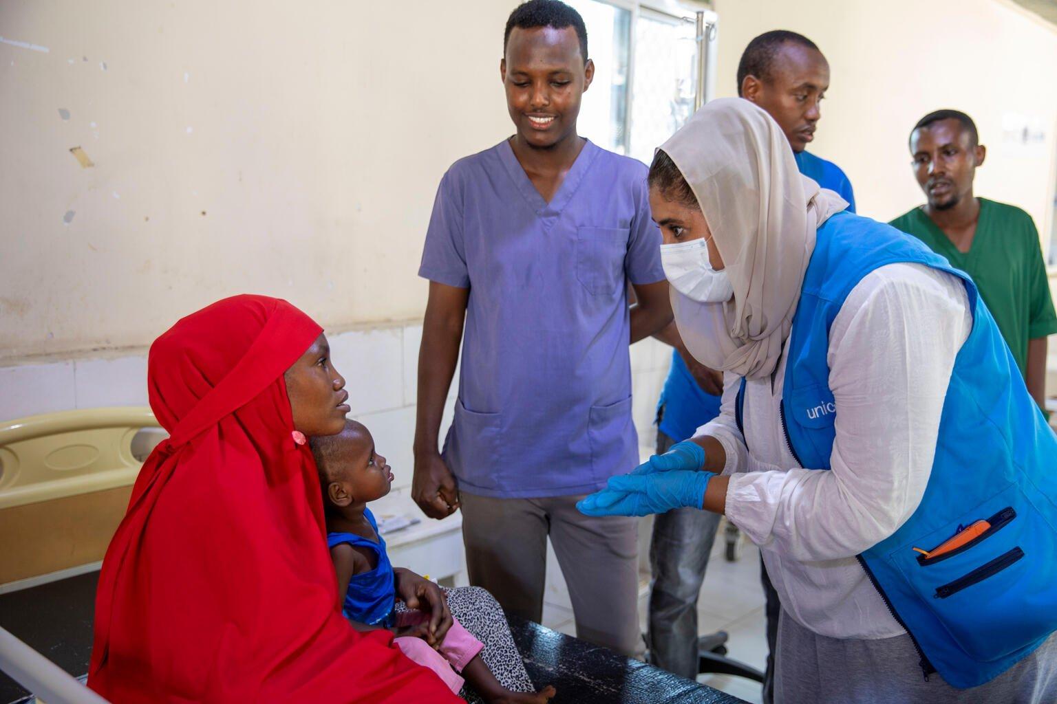 UNICEF medewerker helpt kind in Somalië