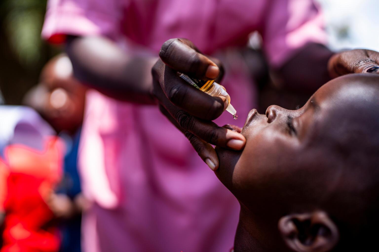 Dankzij een inenting tegen polio zijn ook kinderen in Oeganda voorgoed beschermd tegen de ernstige ziekte.