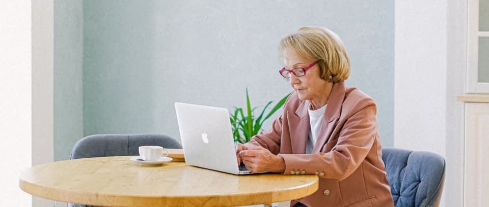 Vrouw achter haar laptop