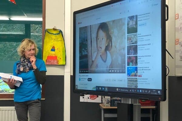 UNICEF-jeugdvoorlichter Ingeborg staat voor de klas