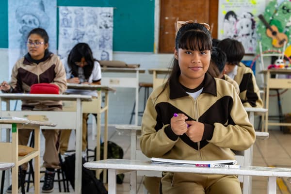 Hannia, een middelbare scholier uit Mexico. Een van haar dromen is om dierenarts te worden en meer gelijkheid tussen mannen en vrouwen te hebben. Haar zus, Irma, zit op dezelfde school als zij.