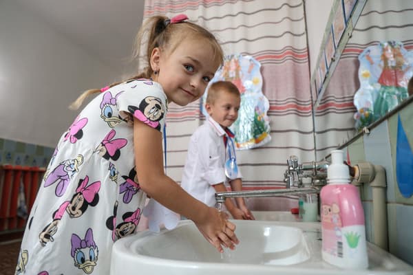 Kinderen wassen hun handen in een kleuterschool in Liubar, oblast Zjytomyrska, Oekraïne.