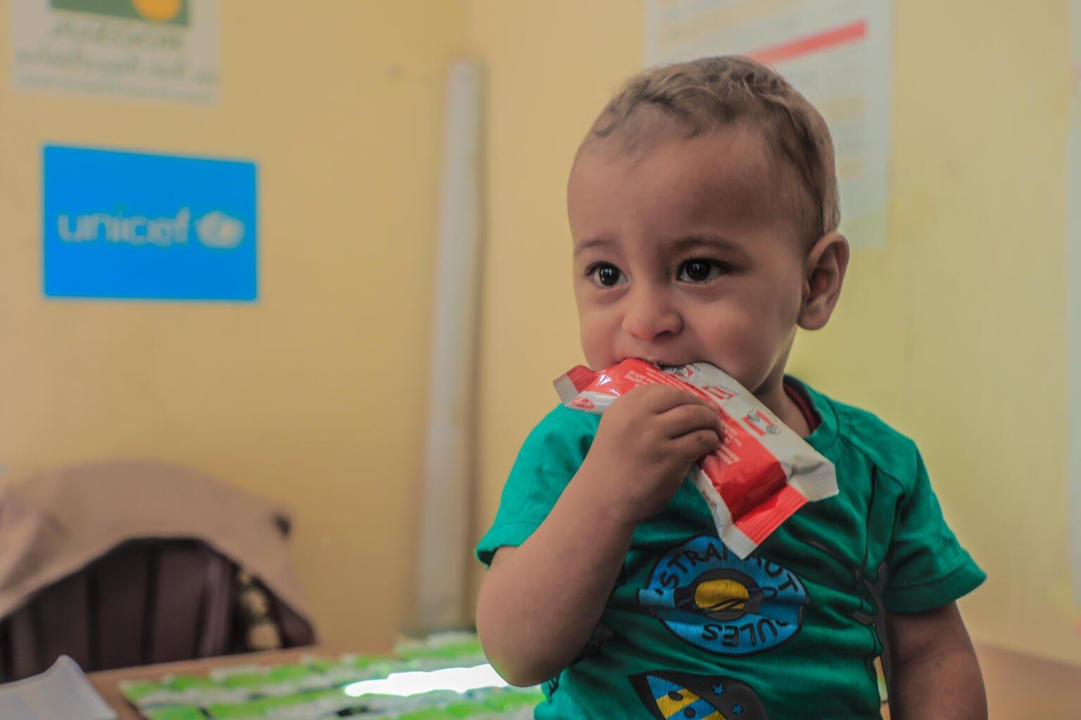 Baby Mohammed in Gaza wordt behandeld voor ondervoeding.