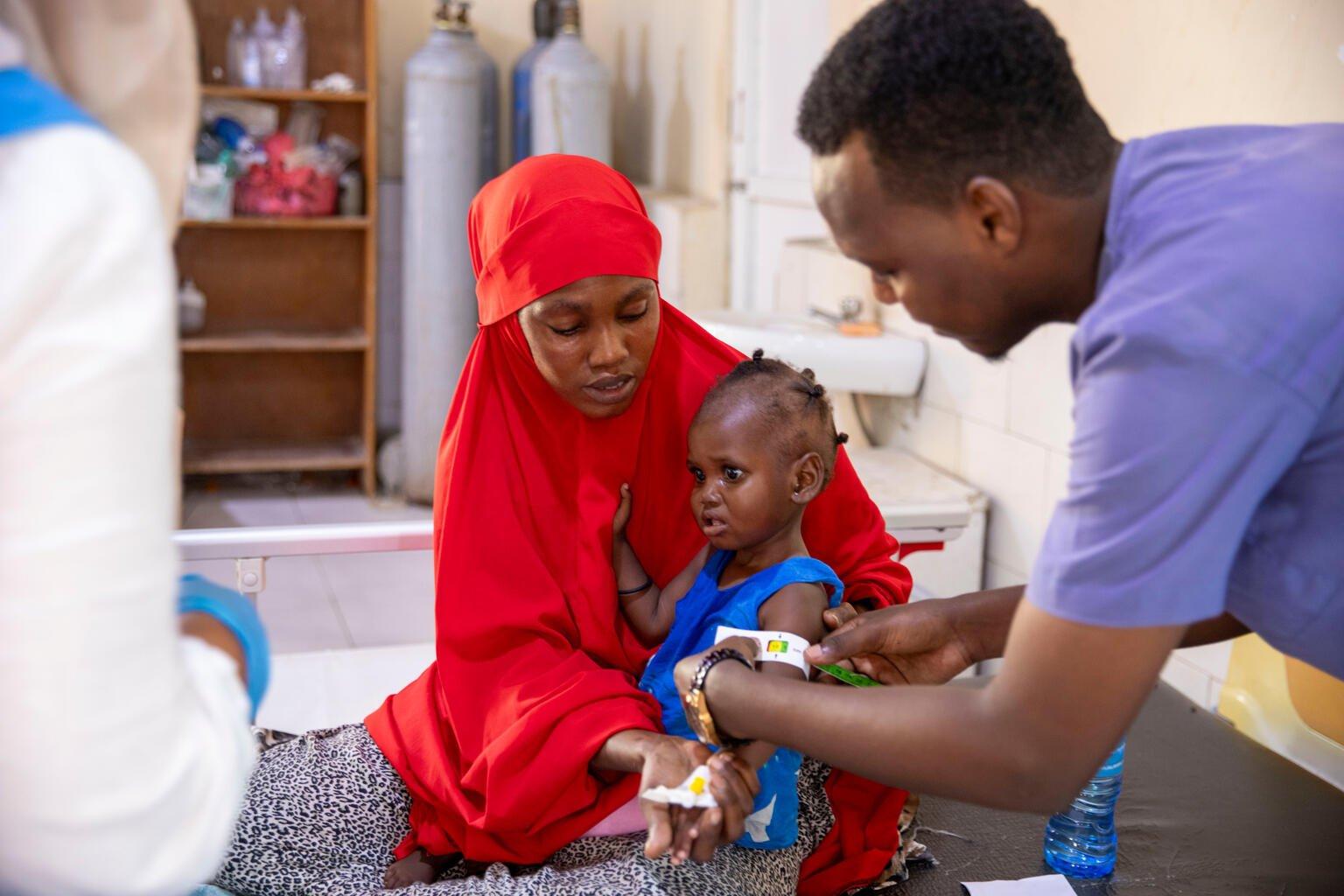 Met bijna 2-jarige meisje Shukri uit Somalië lijdt aan ernstige diarree dat dodelijk kan zijn.