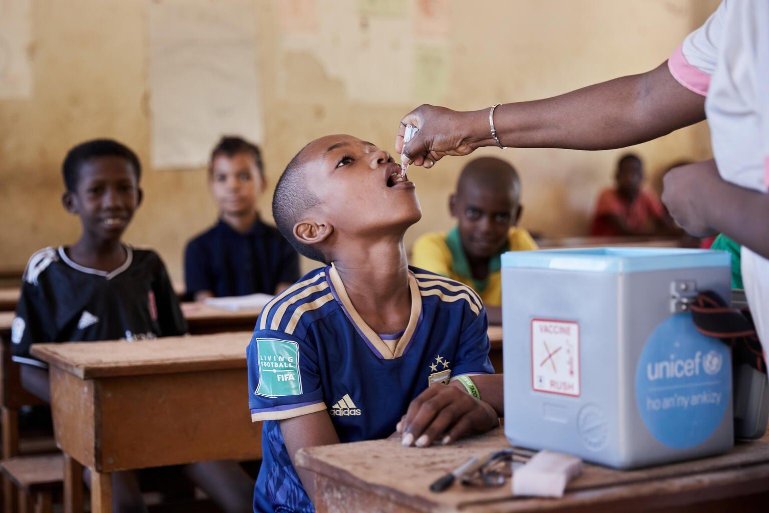Een jongen wordt gevaccineerd in Madagaskar tegen polio tijdens een vaccinatiecampagne van UNICEF en partners. Polio is bijna uitgeroeid.