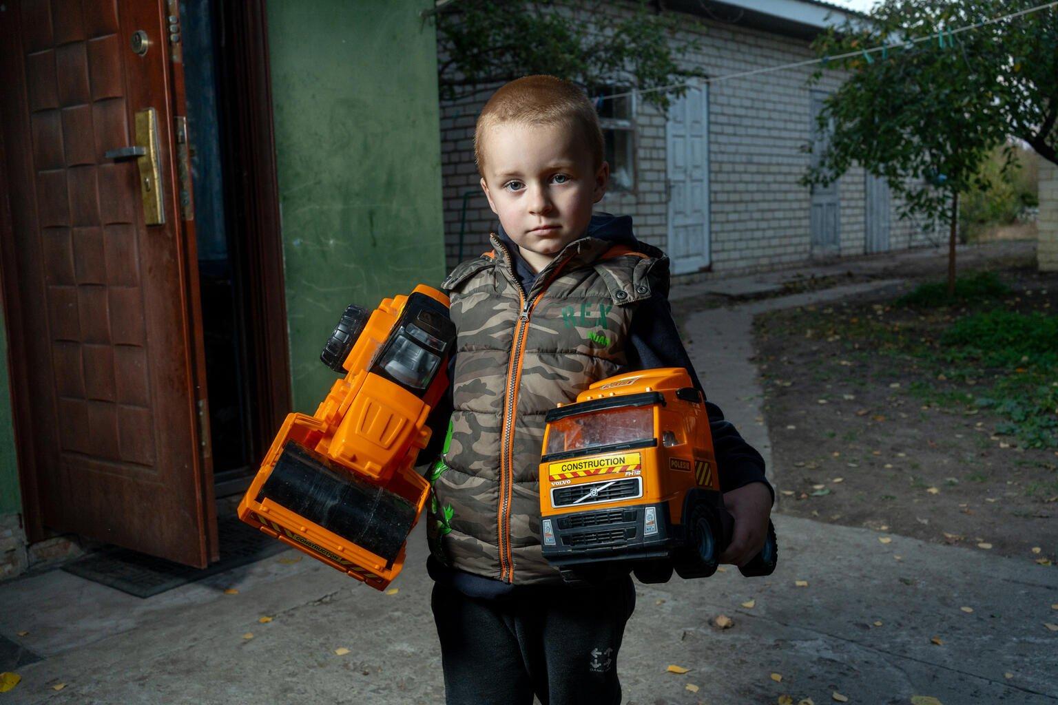 Andriy 5-jaar uit oekraïne is gevlucht, zijn speelgoedauto herinnert hem aan zijn peetoom.
