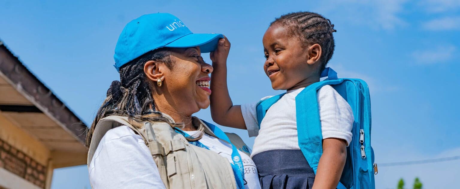UNICEF-medewerker Solange ontmoet de 7-jarige Nkembo bij een school in DR Congo