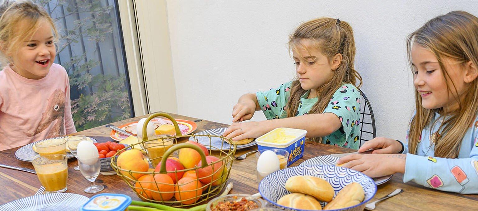 drie meisjes aan de ontbijttafel