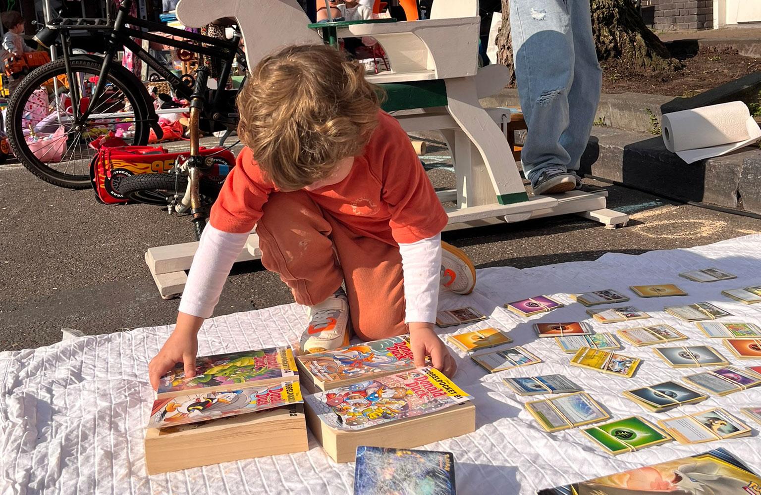 Vrijmarkt Koningsdag kinderen op kleed