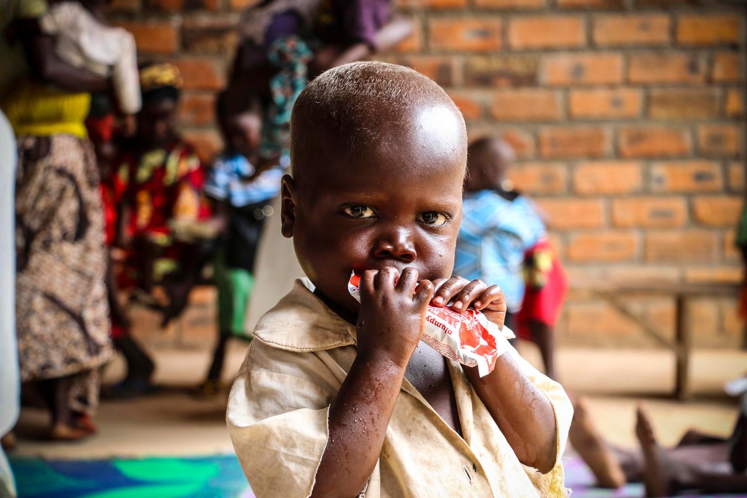 Pierre Mbassissi (3) uit CAR was ernstig ondervoed. Door pindapasta van UNICEF is hij inmiddels hersteld!
