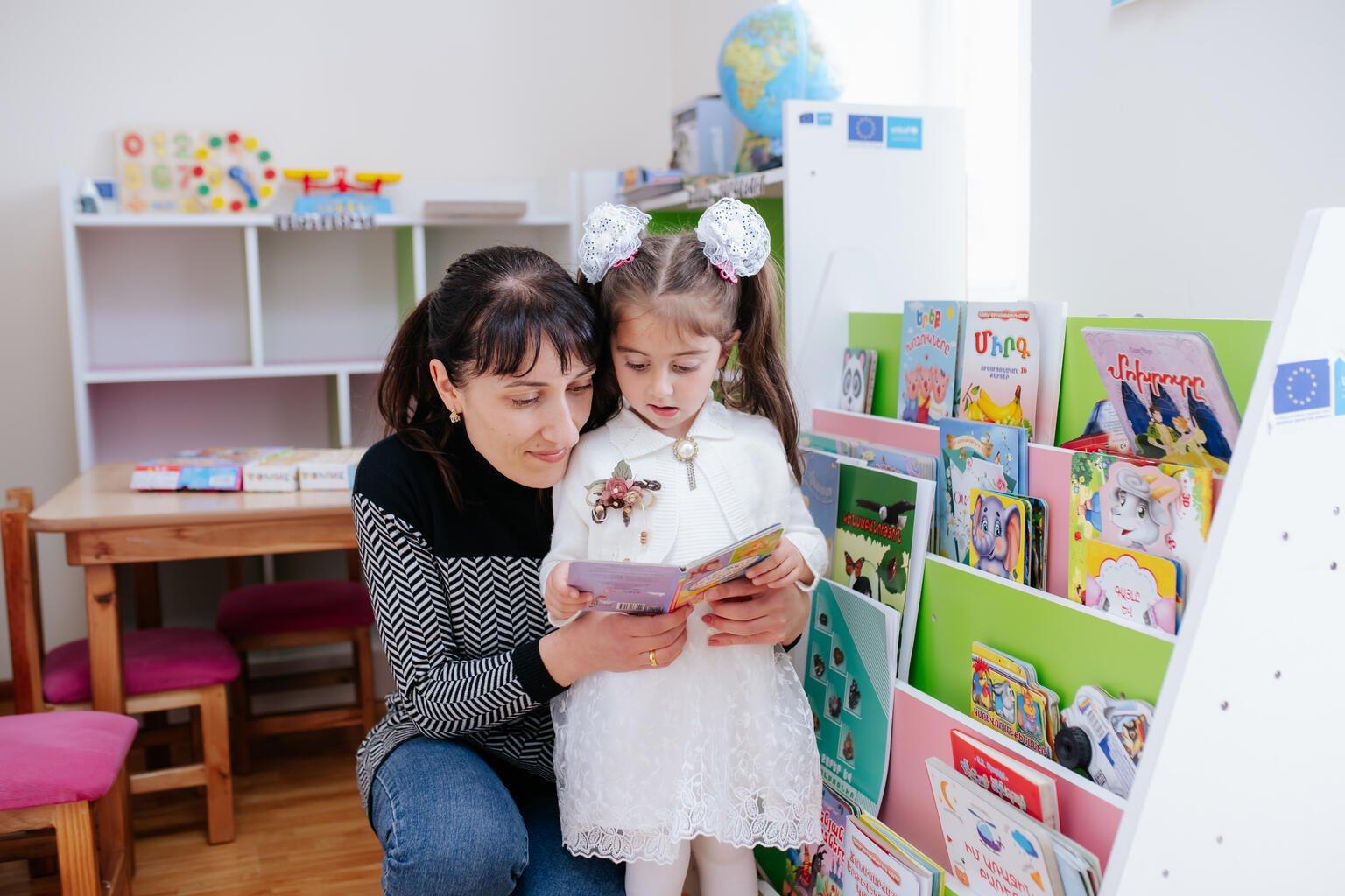Moeder en kind lezen samen boek
