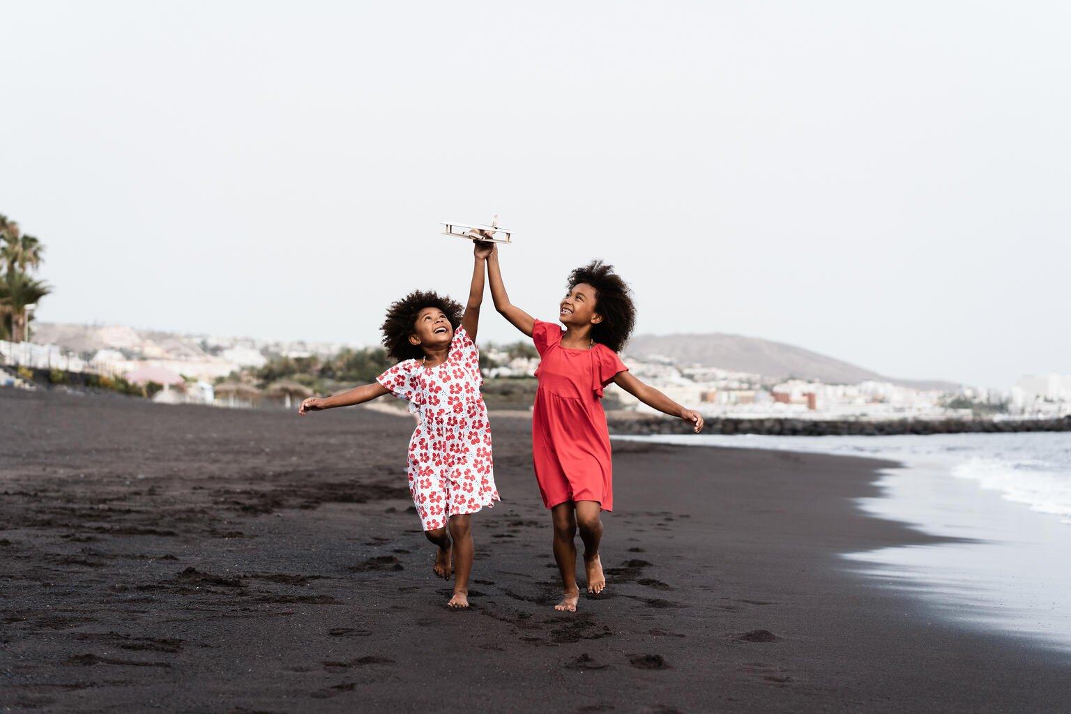 Kinderen op het strand met vliegtuig