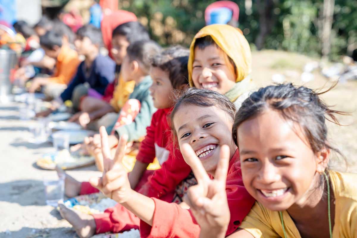 Kinderen aan tafel in Nepal