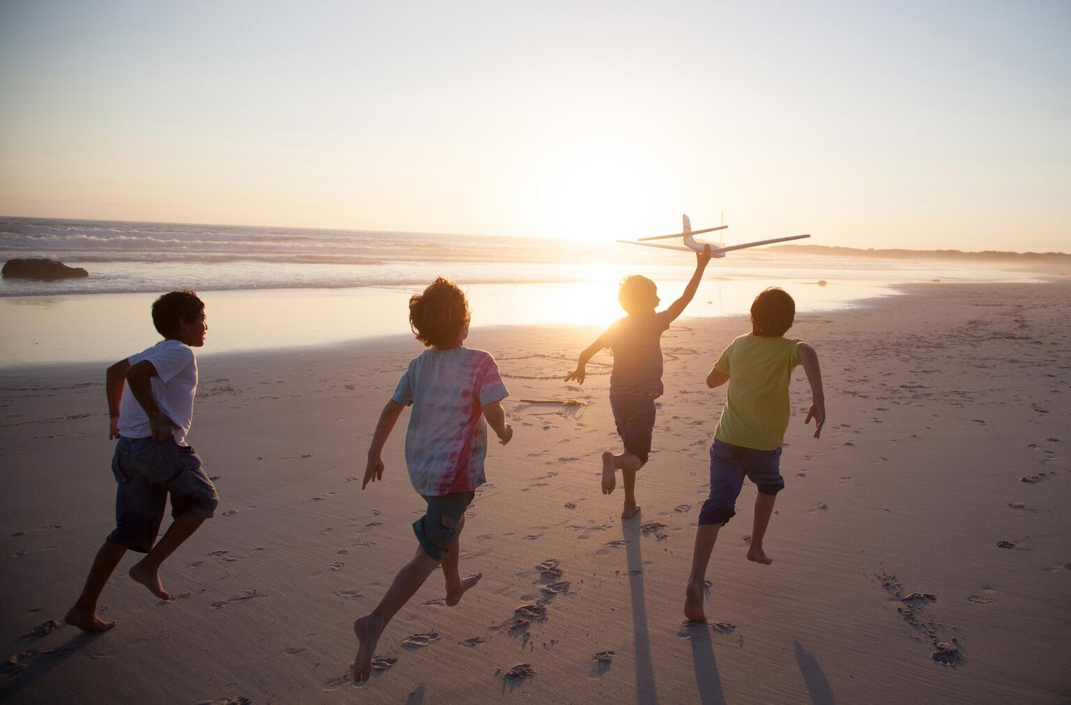 Kinderen spelend op het strand