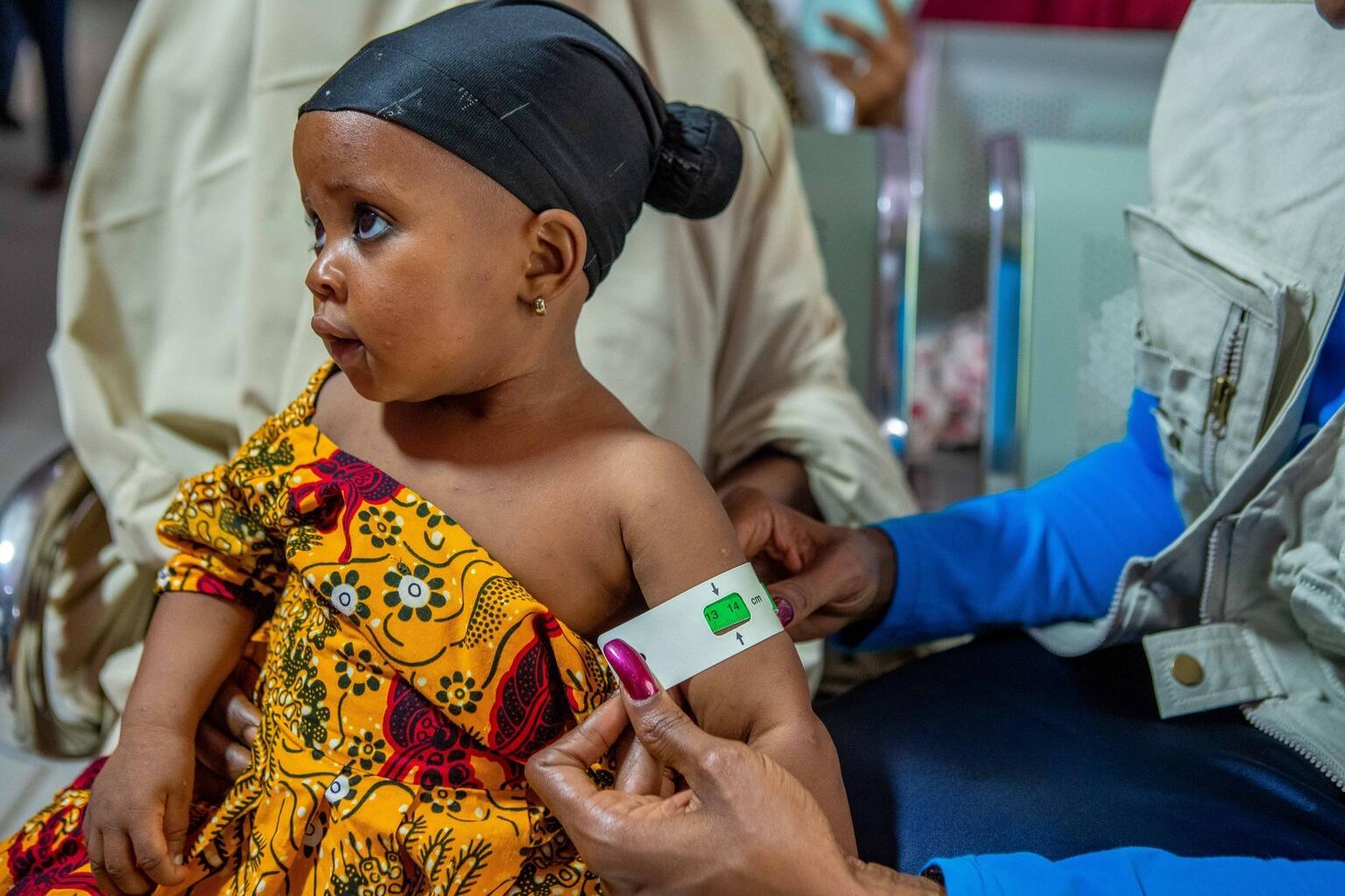 Kindje in Nigeria wordt opgemeten