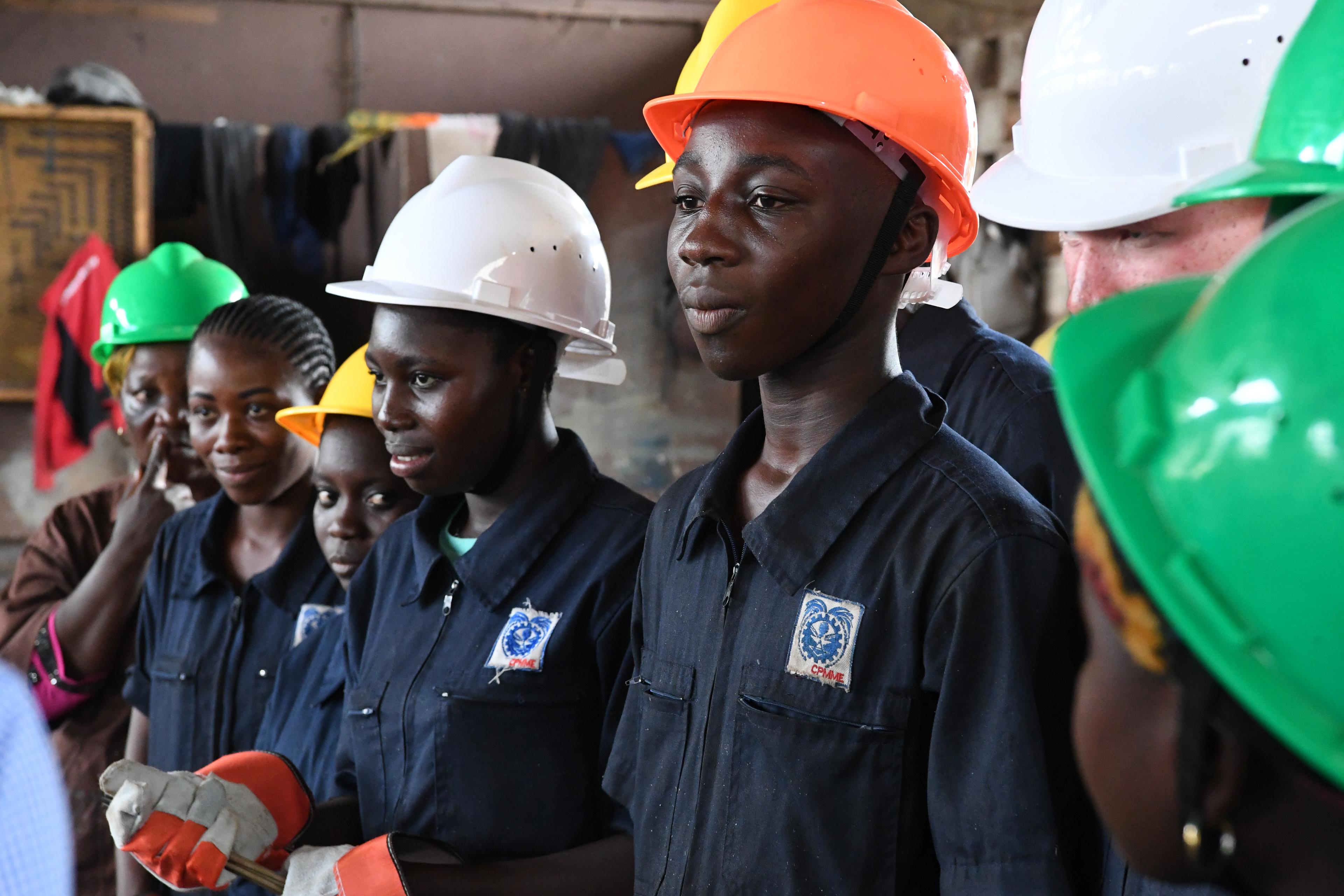 Scholieren bezoeken plastic bricks fabriek in Ivoorkust