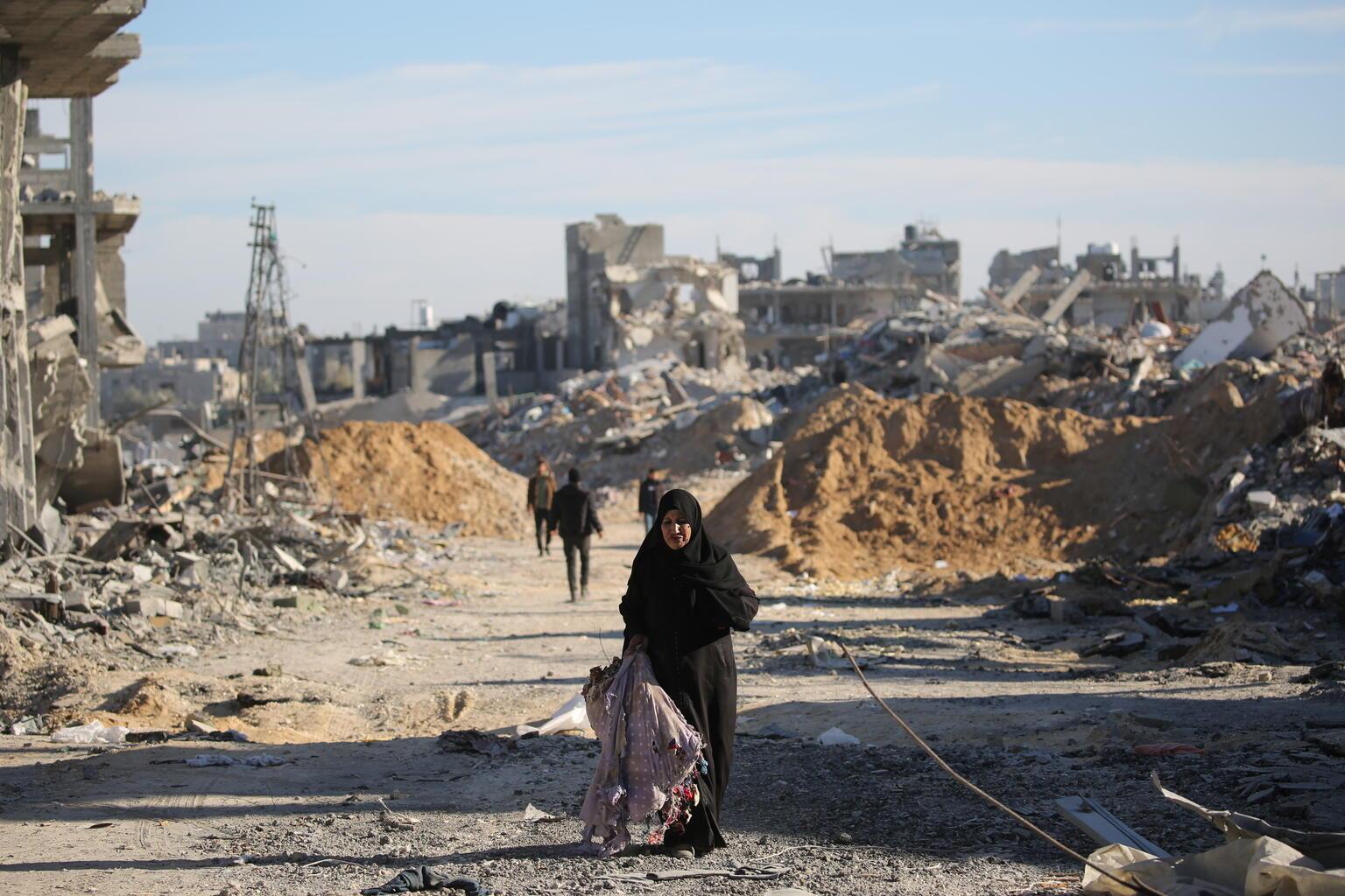 Vrouw met spullen in Gaza